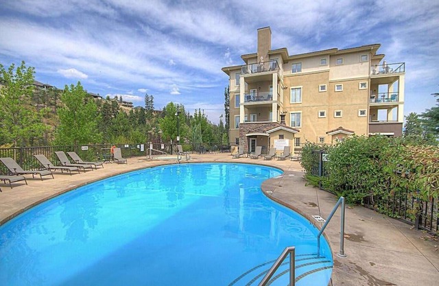 #1405 Pinnacle Pointe Condo
