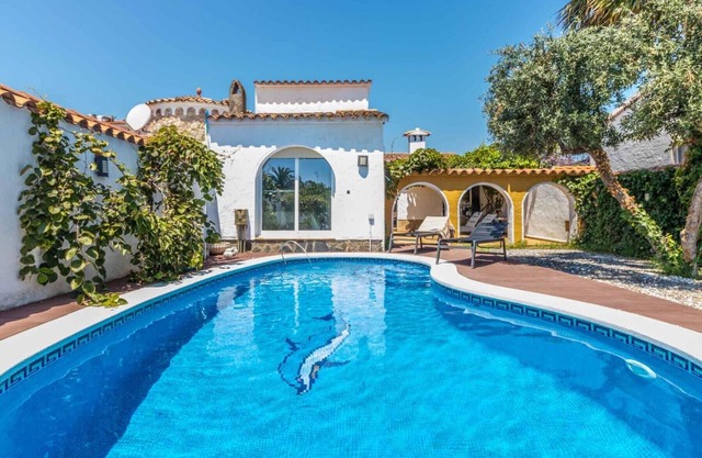 148-Beautiful villa with pool and garden with mooring