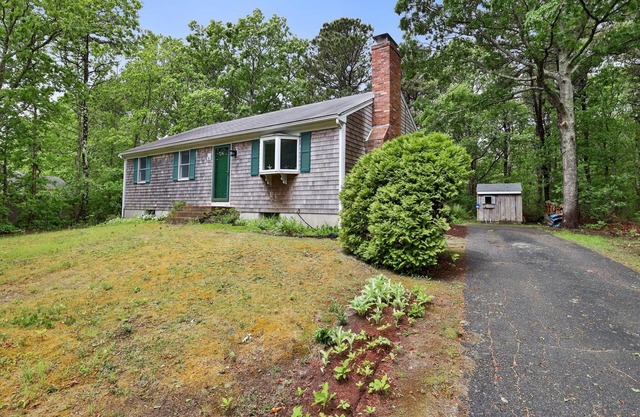 15 Courtland Drive - Charming modern home, pet-friendly, short drive to beach