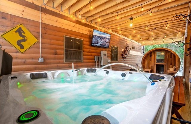 15 Guest Chalet with Sauna and Hot Tub - Bunk Room - 4 minutes to Sunday River