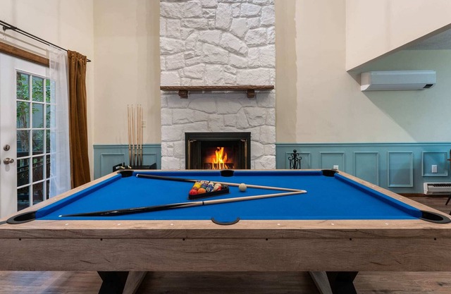 15 min to Camelback | Hot Tub | Game Room | Modern