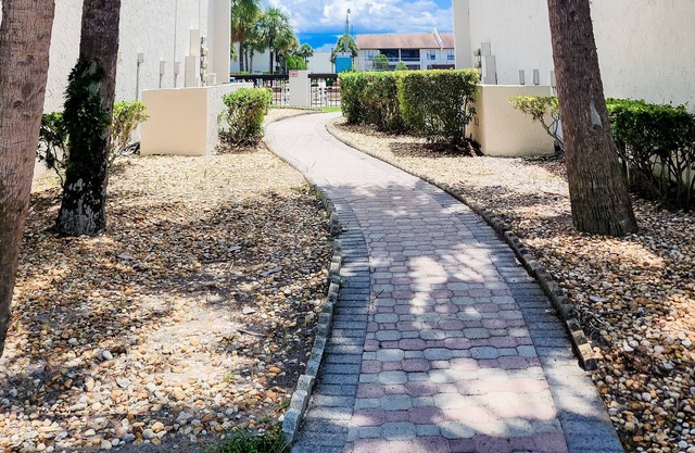 15 mins from Disney World. Family-sized Remodeled condo 2 BR 2 BT