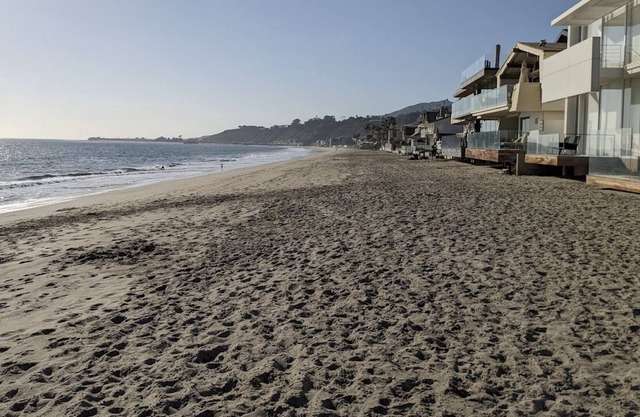 15 minutes from Malibu beach, fits up to 4 ppl beautiful and cozy apartment