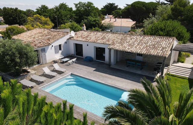 150 sq. m. house with 4 bedrooms and swimming pool. Les Portes-en-Ré