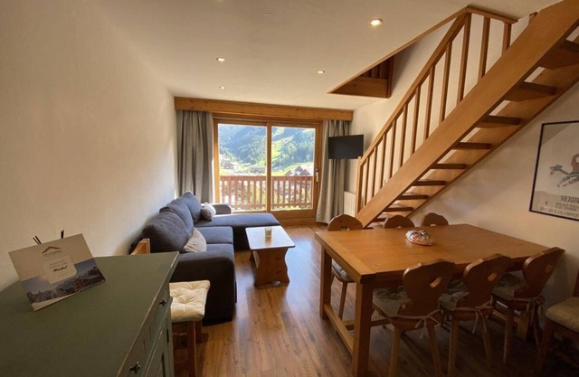 150m from ski slopes, 5th floor, view resort, balcony, tv, ski locker, 42m², Méribel