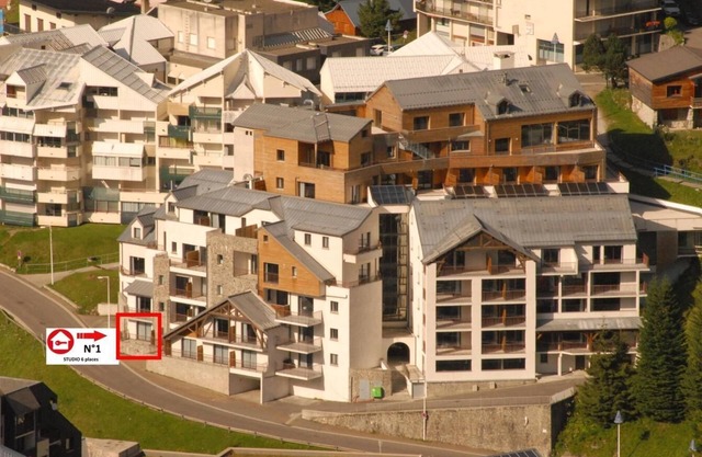 150m from ski slopes, 1st floor, view mountain/resort, swimming pool, terrace, tv, ski locker, 65m²