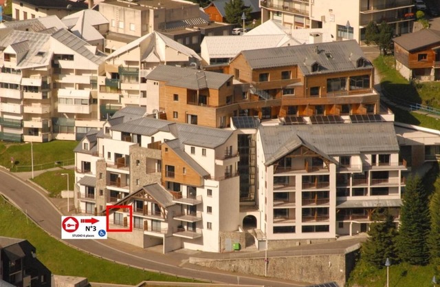 150m from ski slopes, 1st floor, view ski slopes, swimming pool, balcony, tv, ski locker, 58m²