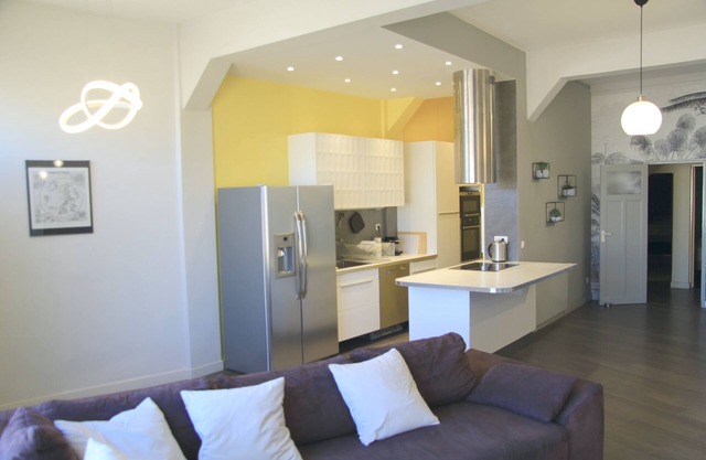 150m2 loft, located 10 minutes' walk from the sea, with air conditioning and 2 parking spaces.