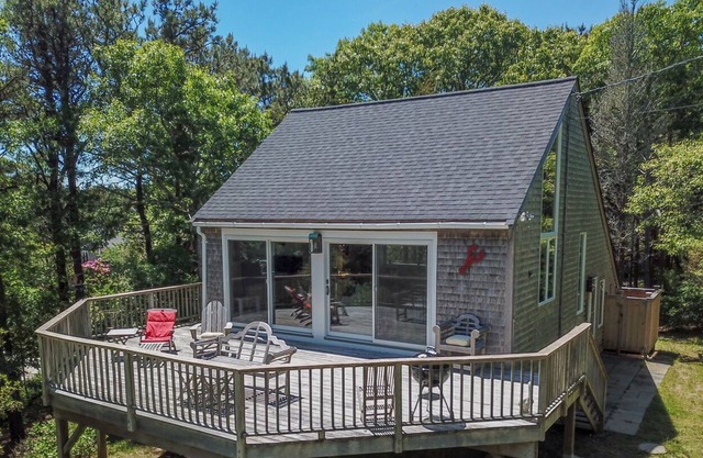 15527: Deeded Beach Access, Walk to Water, Large Deck, Private Location!