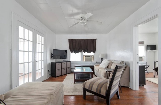 158 1/2 D-Coastal Old SE Upstairs 2 Bedroom
