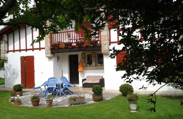 15min walk from the beach: Apartment in Basque villa with parking and garden