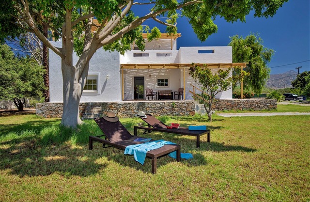 163sqm Family villa, 7min walk to the beach, 2.500sqm of garden, sea view