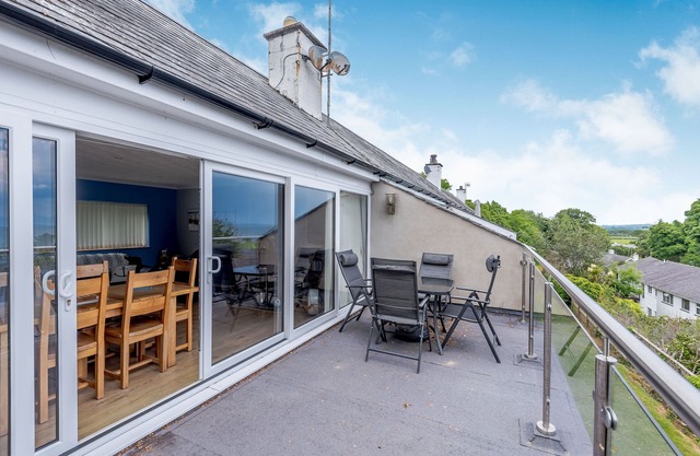 17 GLYN Y MARIAN, pet friendly, country holiday cottage in Llanbedrog