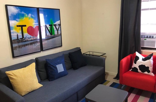 1721 4I Cool Pop Art 2bed Apt-20min NYC Parking Avail