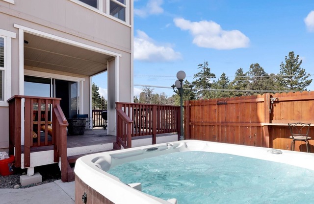 1798-maple Ridge View 3 Bedroom Home by RedAwning