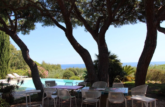 180 ° sea view, heated pool, beach, shops and walking port