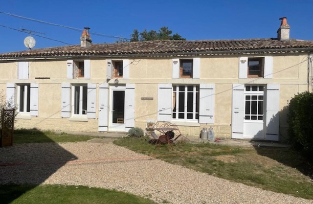 1830's Village Farmhouse - Shared Pool, Games Barn, Leisure Field. Beach 30 mins