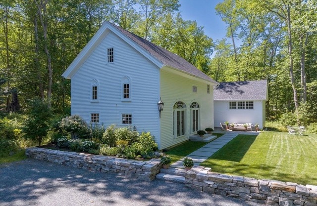 1832 Carriage House, meticulously remodeled, in the center of Blue Hill