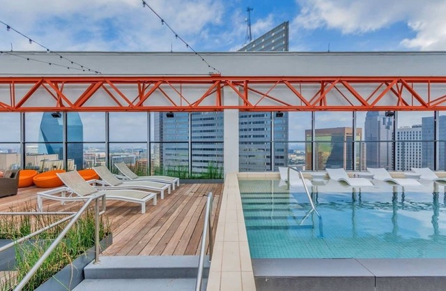 18th FL Stylish CozySuites w/roof pool, gym #3
