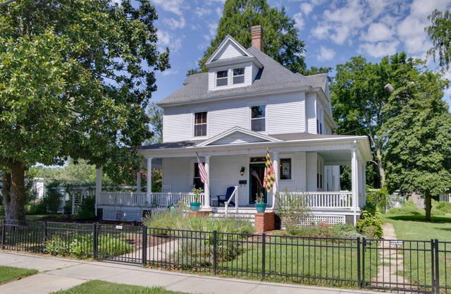 1915 Historic Cambridge Property w/Fire Pit!