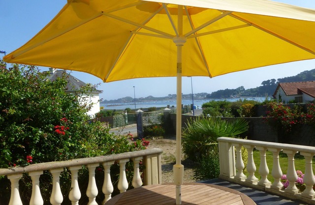 1930s house by the sea for 6 or more people