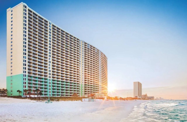 1BD/Panama City Beach - Oceanfront View with Full Kitchen, Pools, Bar, and More!