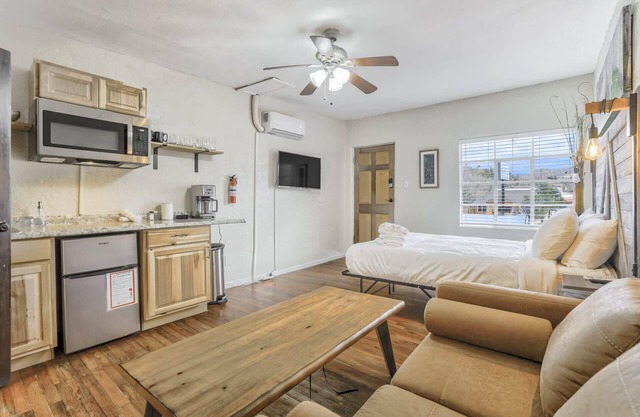 1BD Suite Trails & Garden of the Gods Dogs Welcome!