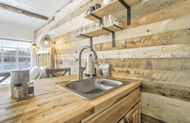 1BD Suitenear Old Colorado City & Hiking!dogs Welcome!