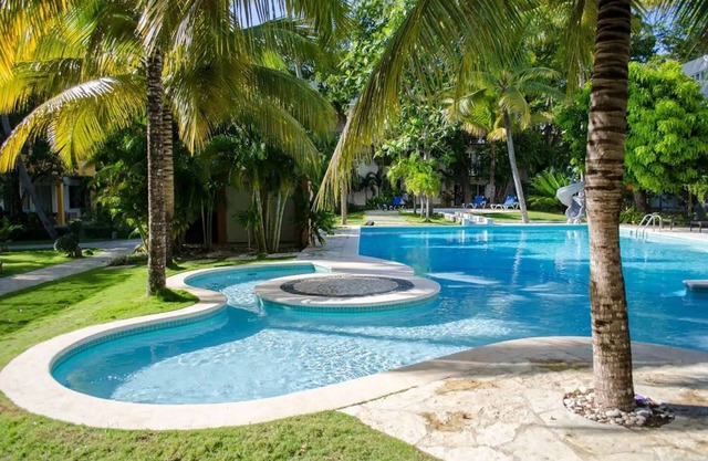 1BR/1BA Beachside condo: Savor poolside living with parking included