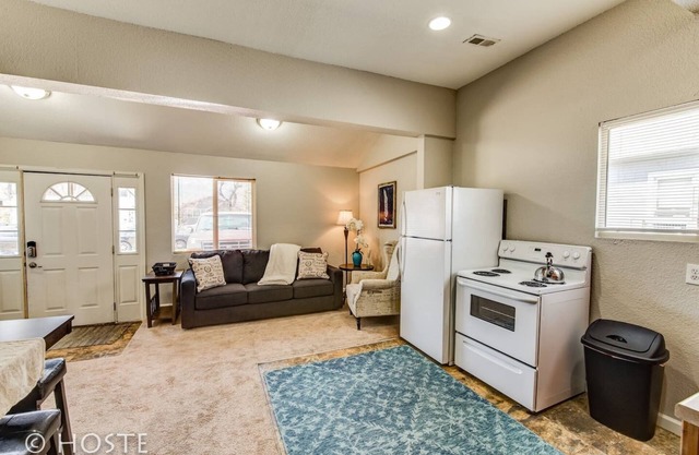 1BR Downtown Townhome King Bed, 5 Min to Shops