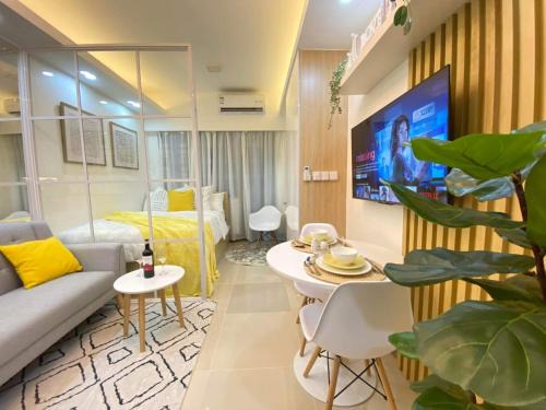 1BR w/Balcony near Megamall: The Admiral‘s Lounge