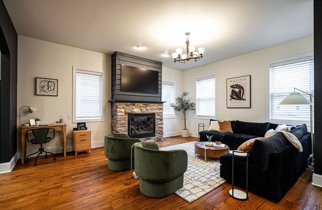 1Mi to DT/Brewers Hill/Deck/Gym/65” TV!/AC and Heat/W&D