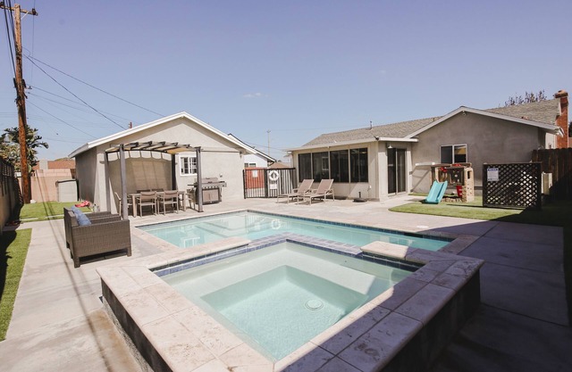 1mile to Disneyland family friendly House with a pool, hot tub, and game room