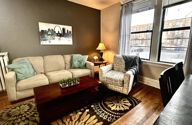 1st Fl King+Queen Beds, Steps to Metrolink, Free parking lot