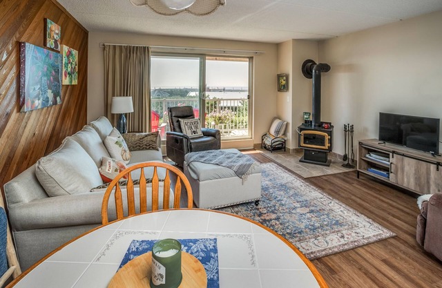 1st Floor 1 Bedroom Cute and Cozy - Walk to beach and golf! No Cleaning Fees.