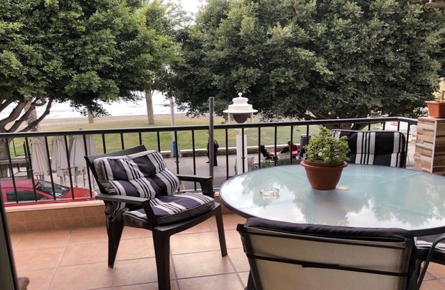 1st floor apartment, on the 1st line of promenade with sea views. Wifi, a /a
