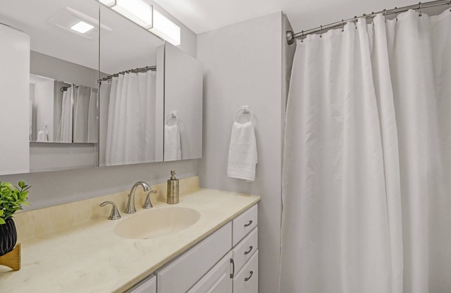 2/2 Lovely Home away from home, only monthly rental