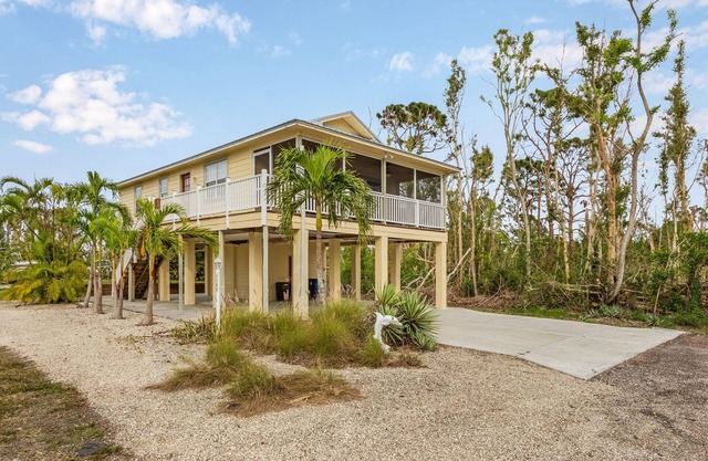 2/2 Privacy in Pine Island!
