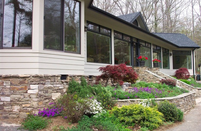 2-3 Bedroom House with private pond on 18 acres 15 minutes from TIEC