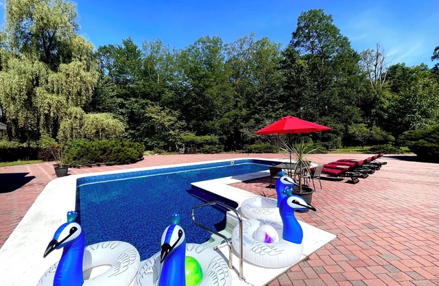 ☀️ 2 ACRE POCONO HOUSE WITH PRIVATE POOL TENNIS COURT HUGE BACKYARD PATIO ☀️