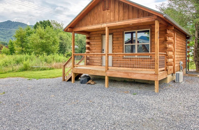 2 BD 1 BA Efficiency Cabin Views Easy Paved Access, Cable, WIFI Close to Town