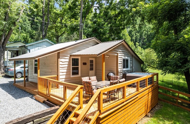 2 BD 1 Bath Cottage Pet OK Fenced Yard, Single Level, Easy Access, Hot Tub