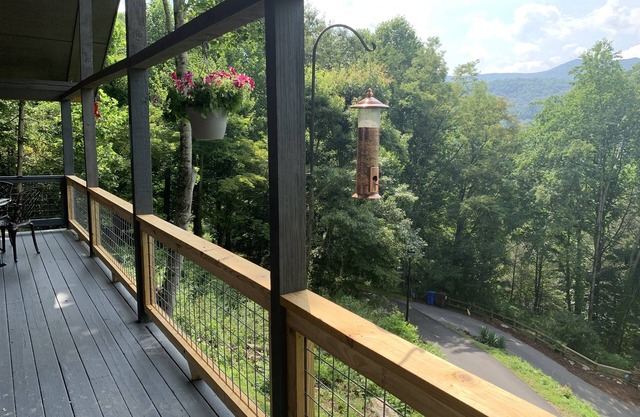 2 BD 2 ½ BA Retreat with easy, year-round access, Spectacular views, WIFI
