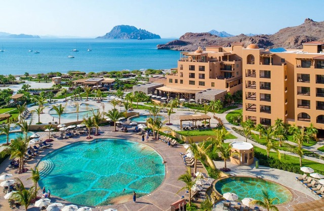 2 Bd/ 3 Ba Luxury Villa at World Class Golf Course in Private Bay