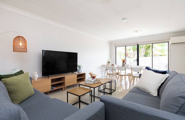 2 Bdr Apt! Full Kitchen! Covered Parking! 6AS2