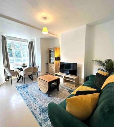 2 BDR flat w/balcony White City near Westfield