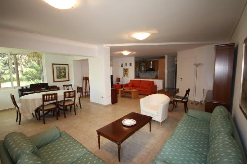 2 Bdr Park View Apt - 130m2 & Private Patio