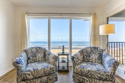 2 Bed/2 Bath, 4th floor Oceanfront condo sleeps 6. Oceanfront deck and pool.