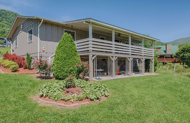 2 Bed 2 Bath Close to Town Spectacular Views Paved Covered Parking WIFI