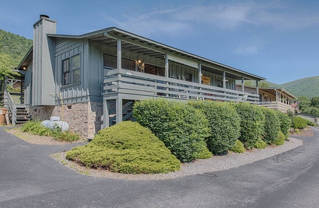 2 Bed 2 Bath Close to Town & Skiing, Spectacular Views, Paved Access, WIFI